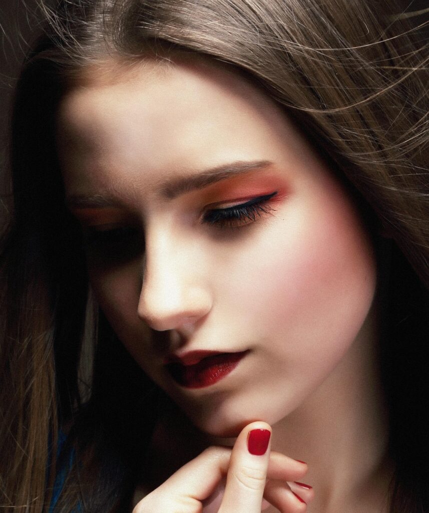 40代の顔のたるみに効果的な化粧品はどれですか？