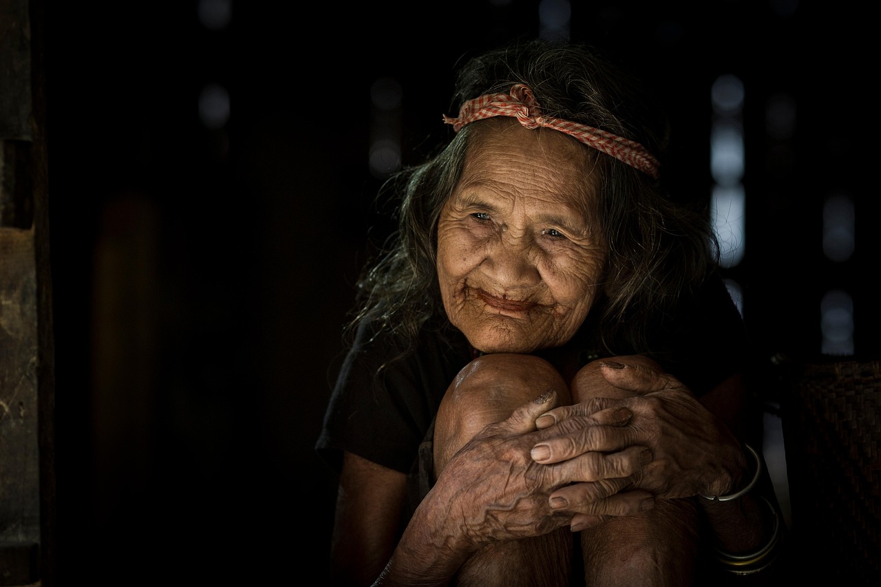 顔のたるみとほうれい線の原因は何ですか？